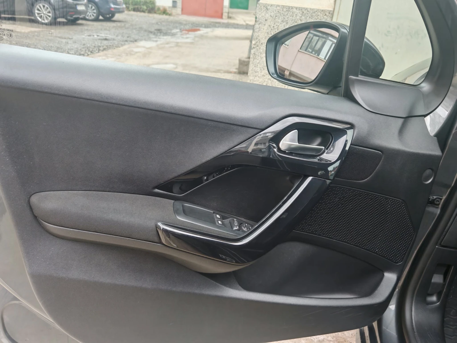 Peugeot 208, снимка 11 - Автомобили и джипове - 56679789