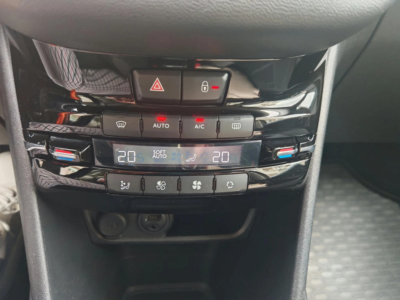 Peugeot 208, снимка 13 - Автомобили и джипове - 56679789