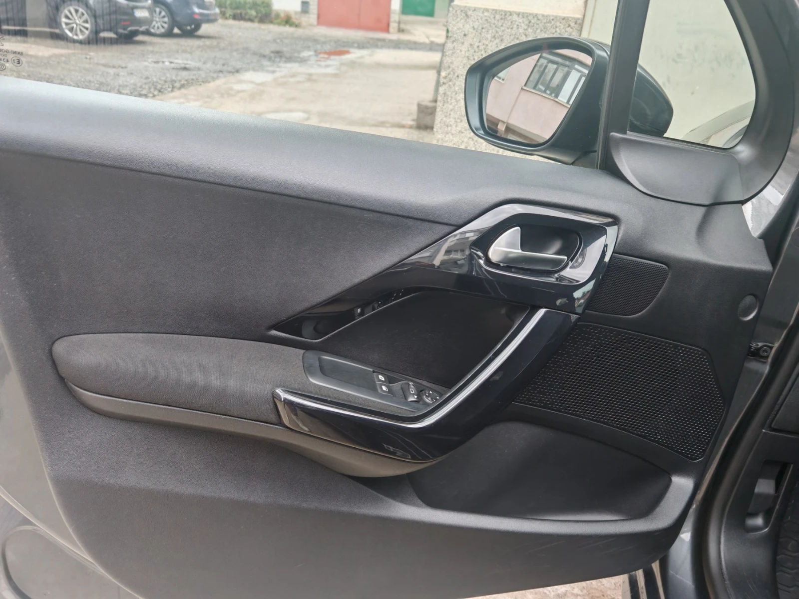 Peugeot 208, снимка 15 - Автомобили и джипове - 56679789