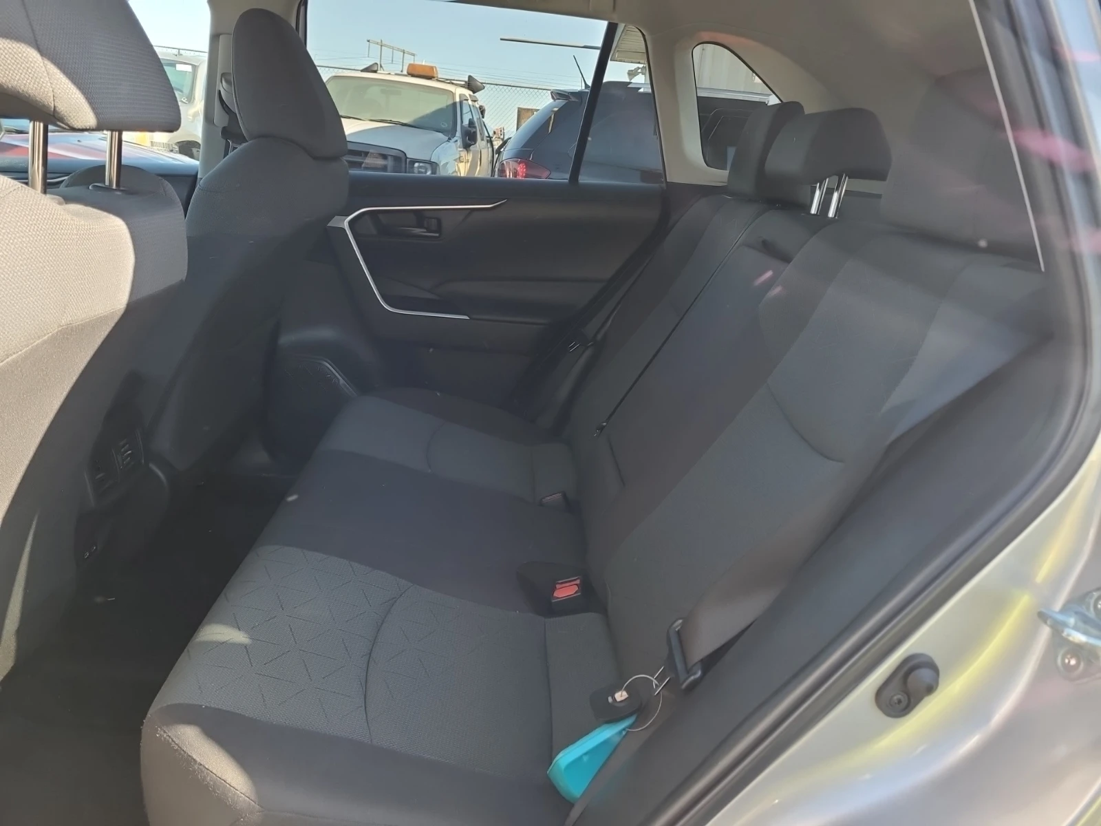 Toyota Rav4 LE  - изображение 8
