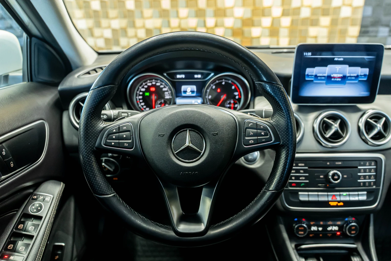 Mercedes-Benz GLA 200 D Aitomatic, снимка 10 - Автомобили и джипове - 53719893