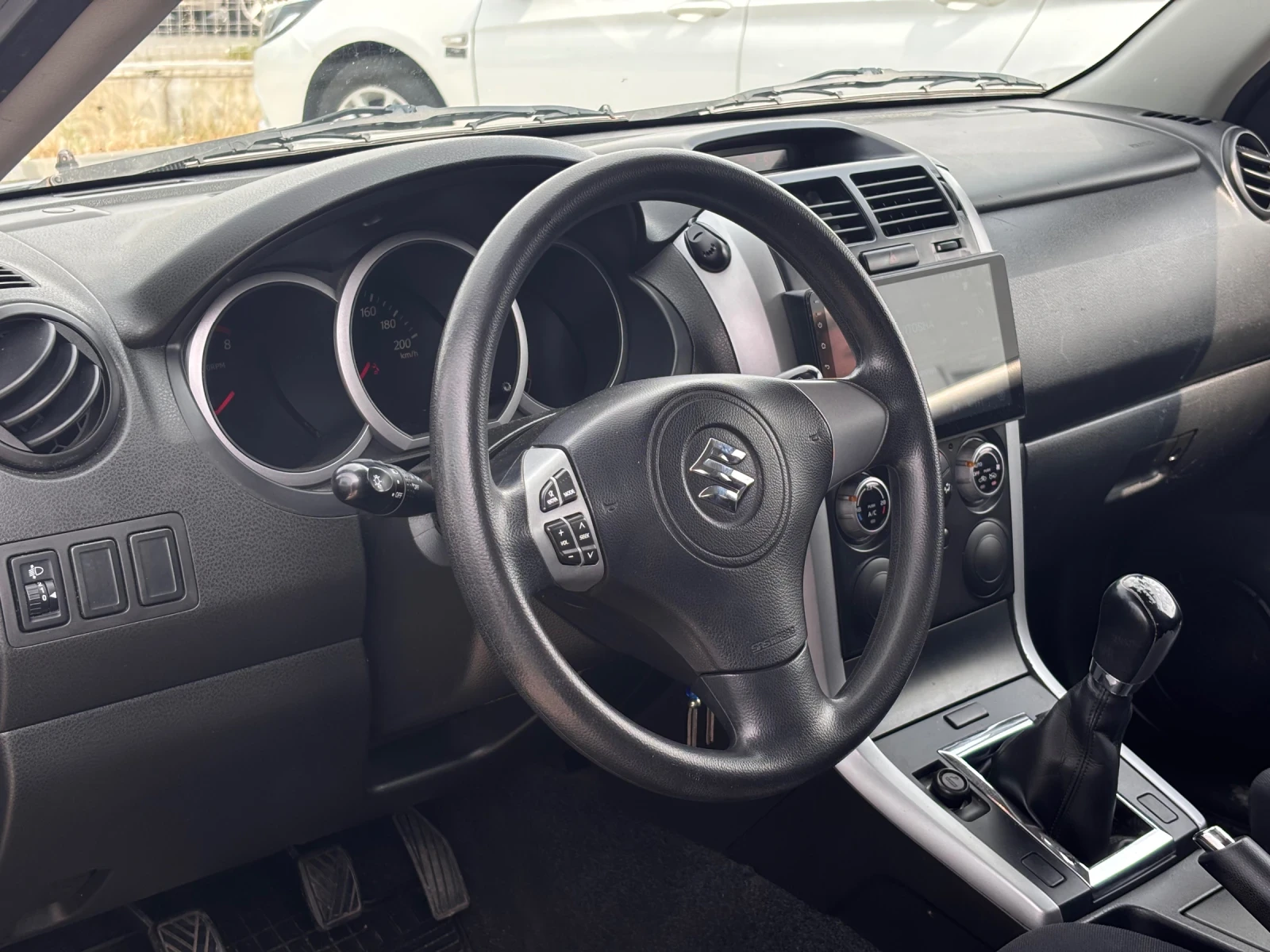 Suzuki Vitara 1.6 Бензин, снимка 13 - Автомобили и джипове - 54878783