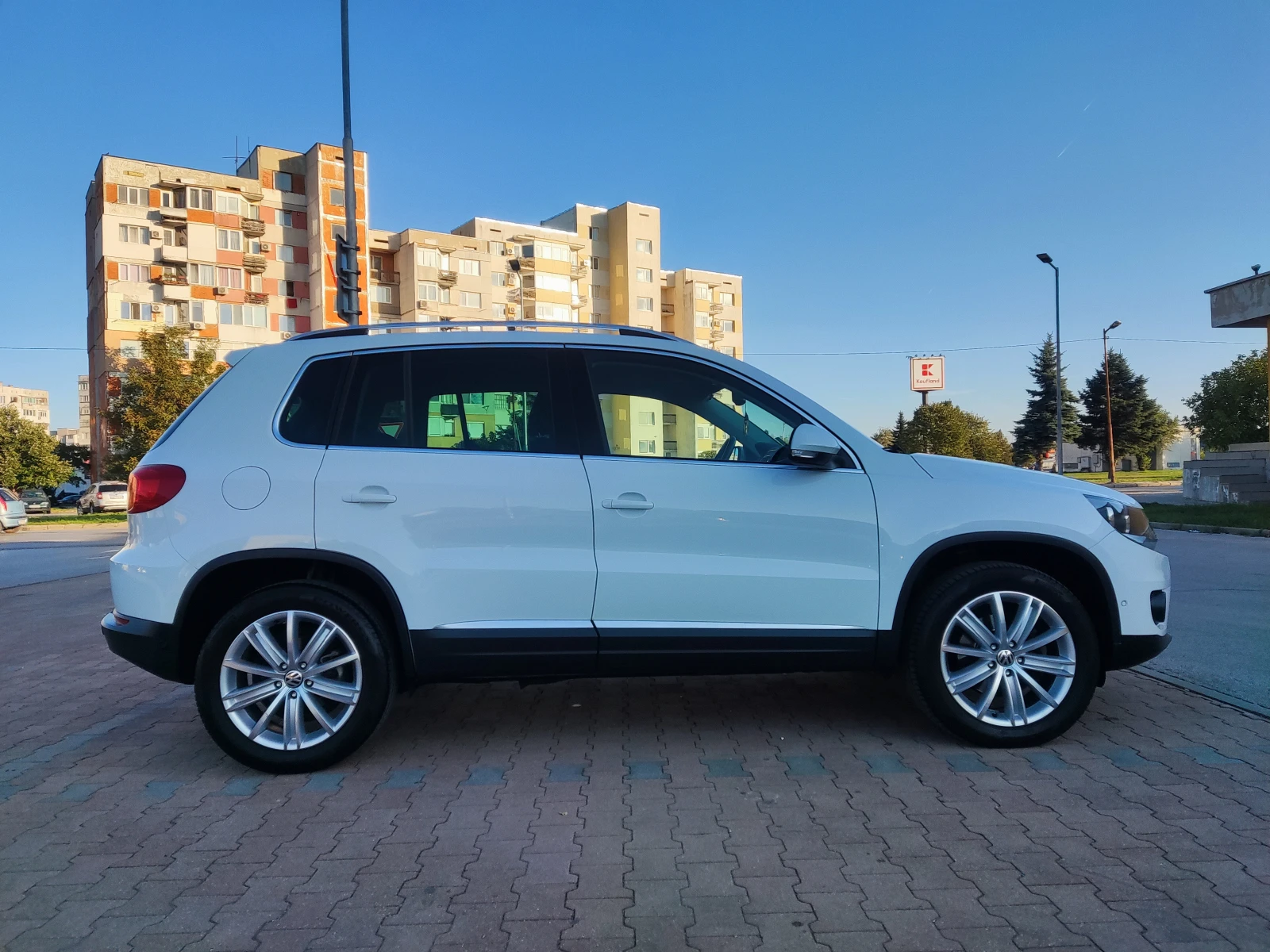 VW Tiguan 2.0 TDI (140 к.с.) Sport&Style | DSG | 2011 г. , снимка 10 - Автомобили и джипове - 55269083
