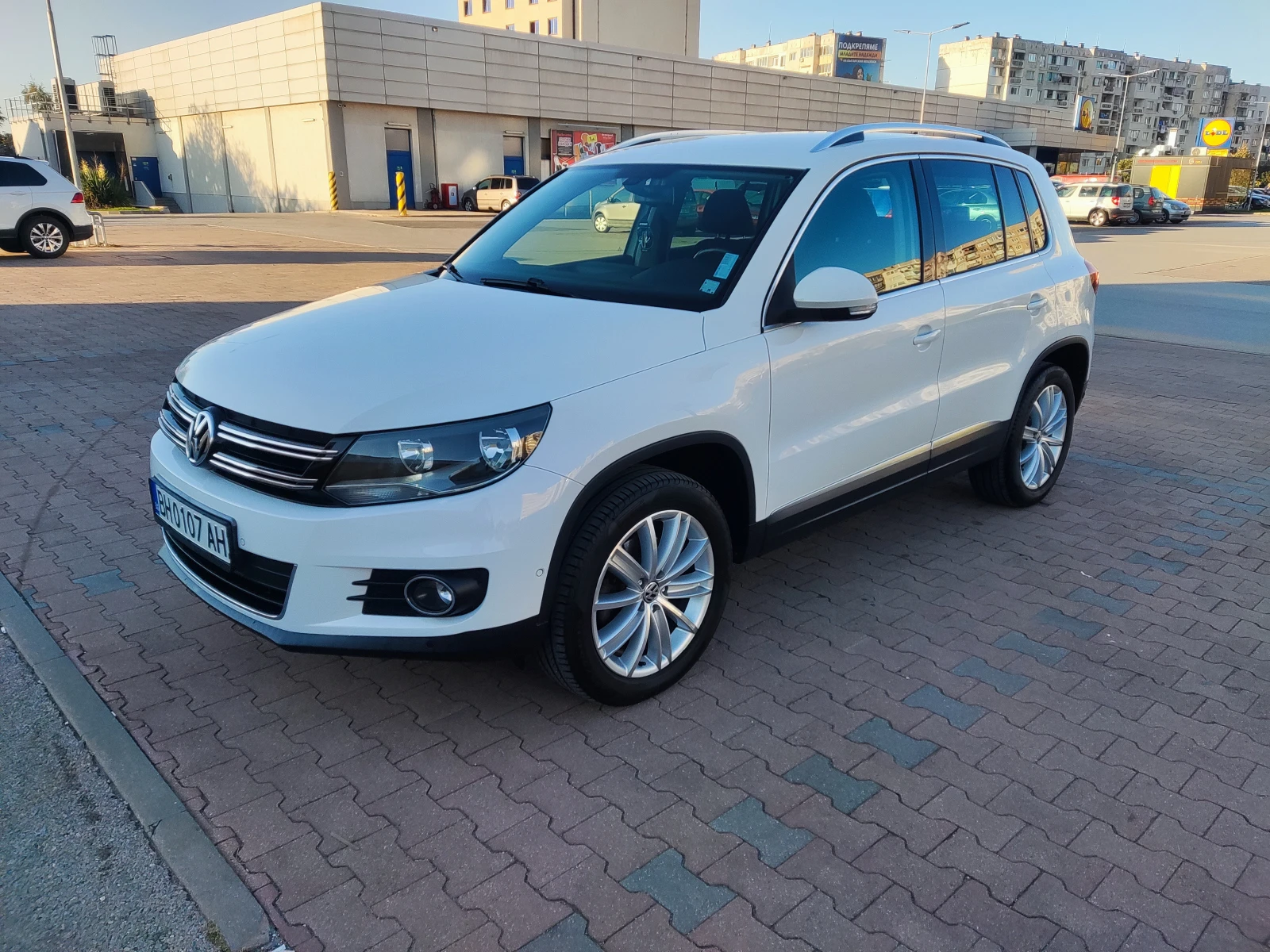 VW Tiguan 2.0 TDI (140 к.с.) Sport&Style | DSG | 2011 г. , снимка 3 - Автомобили и джипове - 55269083