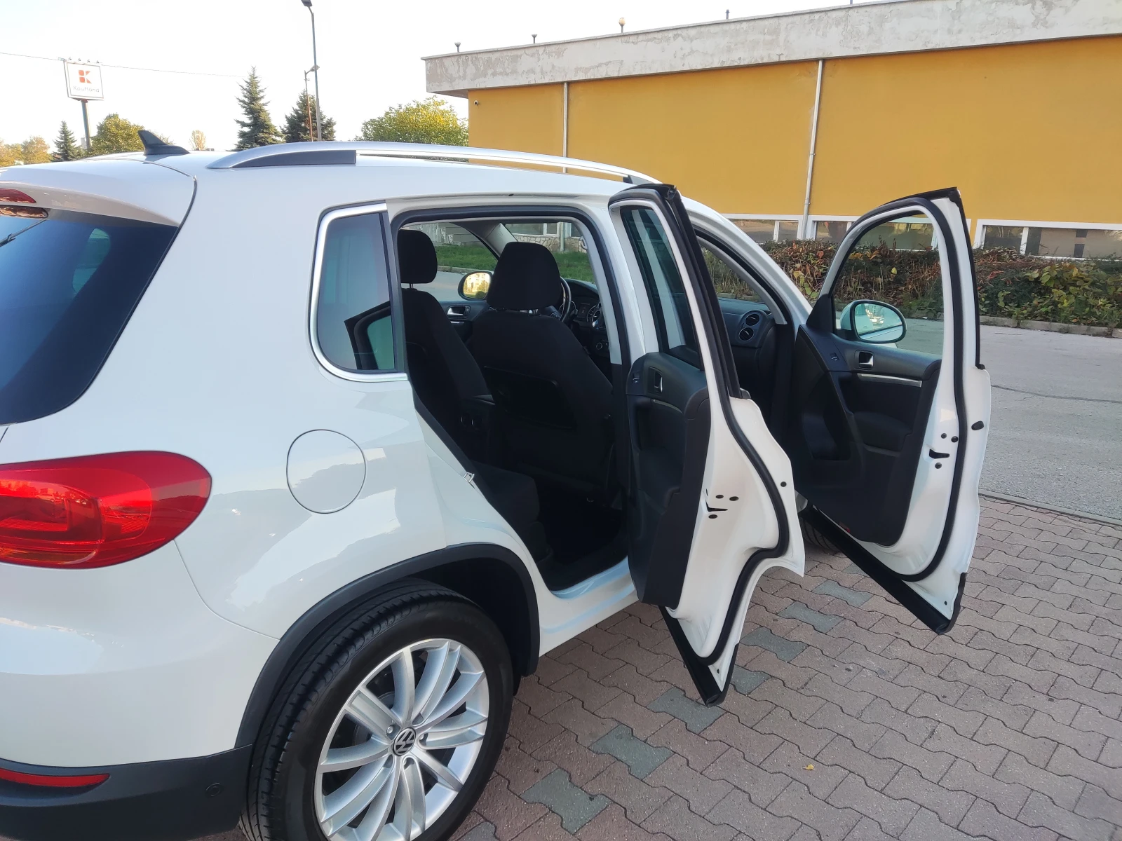 VW Tiguan 2.0 TDI (140 к.с.) Sport&Style | DSG | 2011 г. , снимка 9 - Автомобили и джипове - 55269083