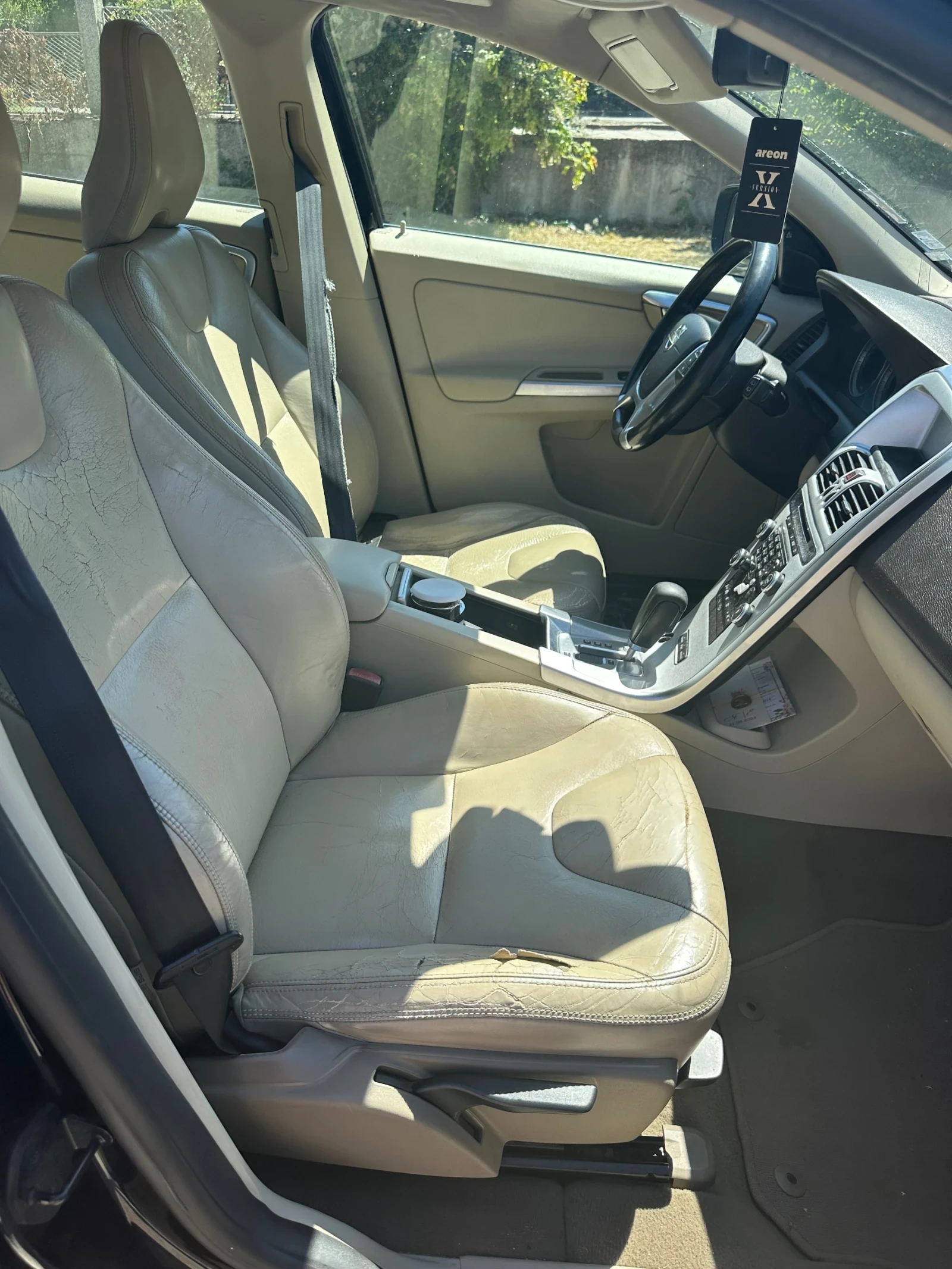 Volvo XC60 2.4 D5 AWD, снимка 11 - Автомобили и джипове - 55741583