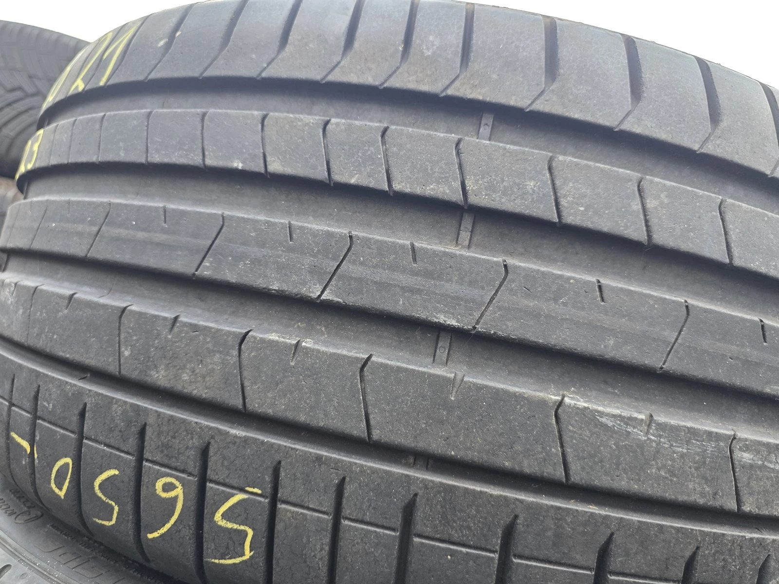 Гуми Летни 255/35R21, снимка 2 - Гуми и джанти - 56731057