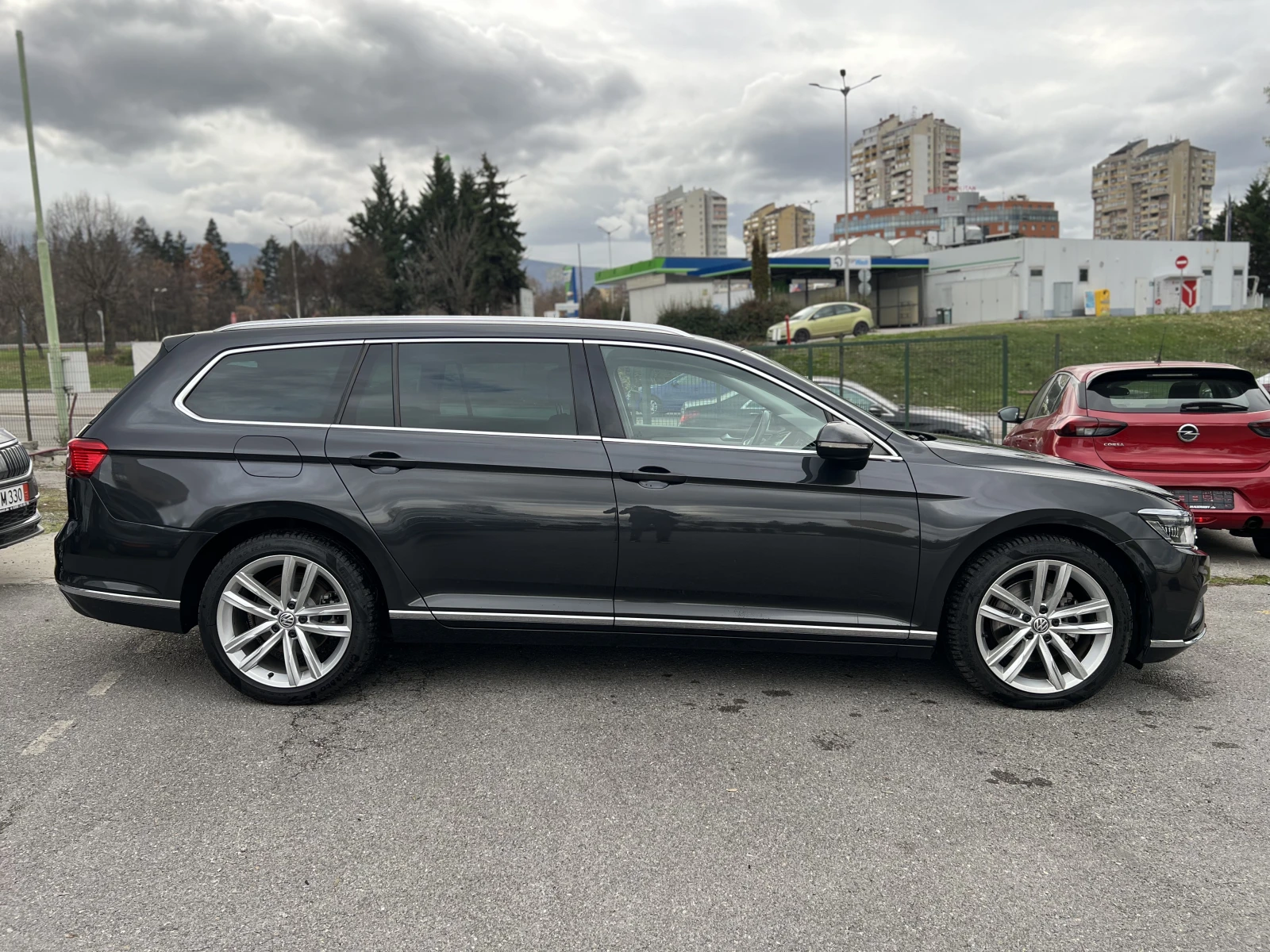 VW Passat 2.0 TDI Elegance | Сервизна история/DIGITAL/MATRIX - изображение 8