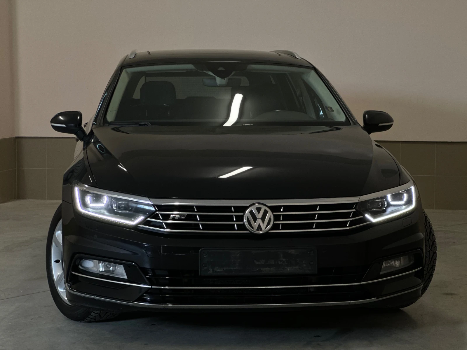 VW Passat R-Line//DIGITAL/Панорама/МАСАЖИ/ПOРЪЧКОВ/LED/FULL/, снимка 2 - Автомобили и джипове - 54068246