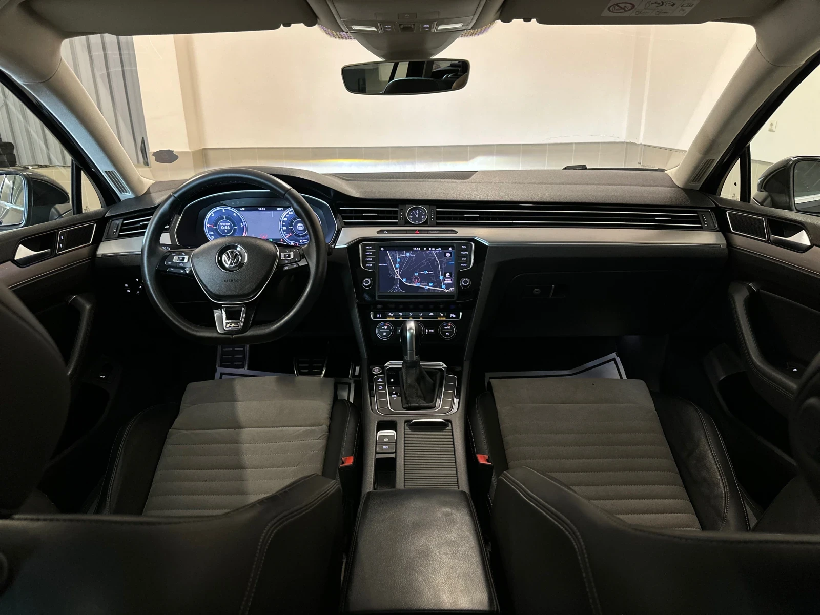 VW Passat R-Line//DIGITAL/Панорама/МАСАЖИ/ПOРЪЧКОВ/LED/FULL/, снимка 9 - Автомобили и джипове - 54068246
