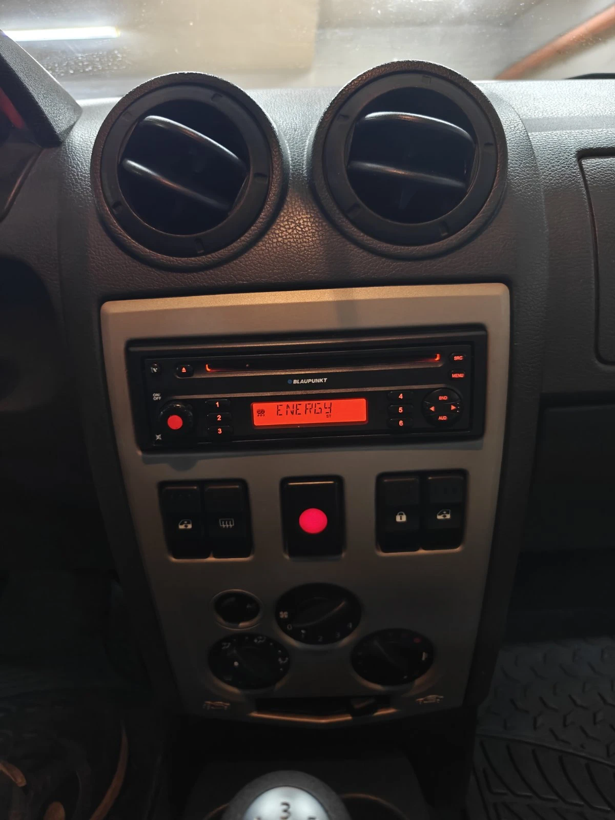 Dacia Logan, снимка 13 - Автомобили и джипове - 56738095