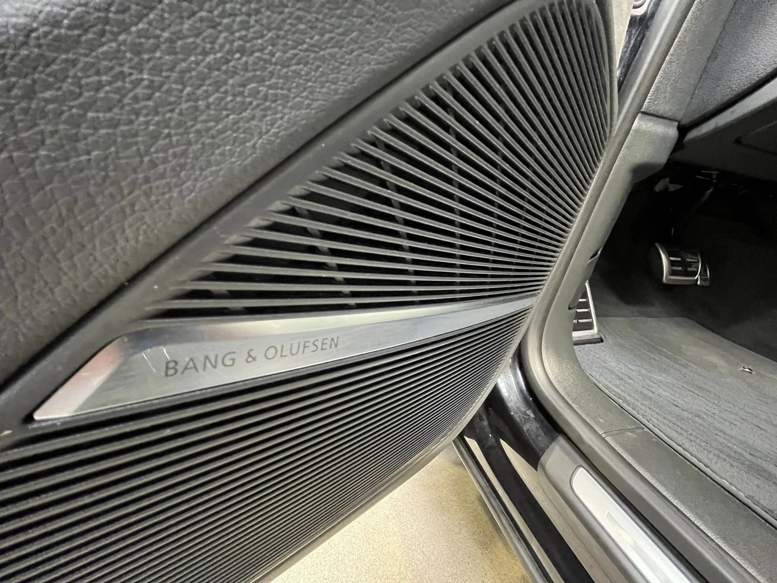 Audi Q8 286HP/S-LINE/SOFTCLOSE/HUD/MATRIX/NAVI/360/204v | Mobile.bg   17