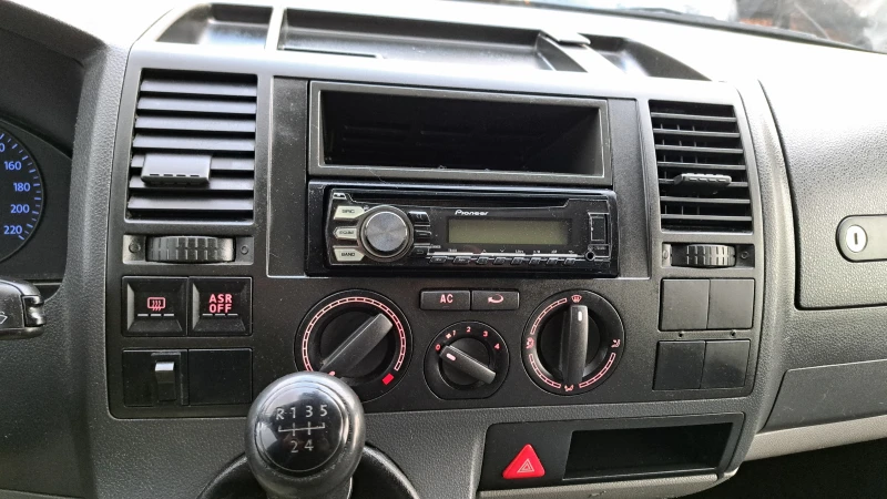 VW Transporter 1, 9 TDi 102кс. ТОП , снимка 12 - Бусове и автобуси - 52353752