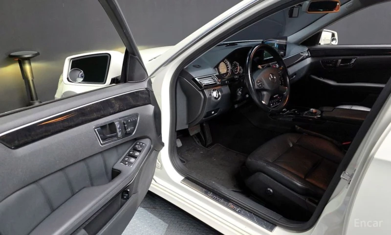 Mercedes-Benz E 350, снимка 10 - Автомобили и джипове - 53004965