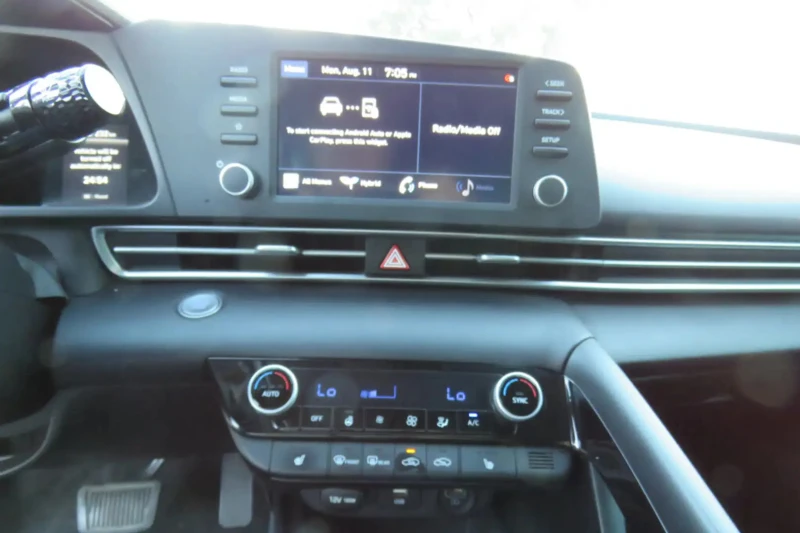 Hyundai Elantra * * CARFAX * * АВТО КРЕДИТ * * , снимка 8 - Автомобили и джипове - 53053854