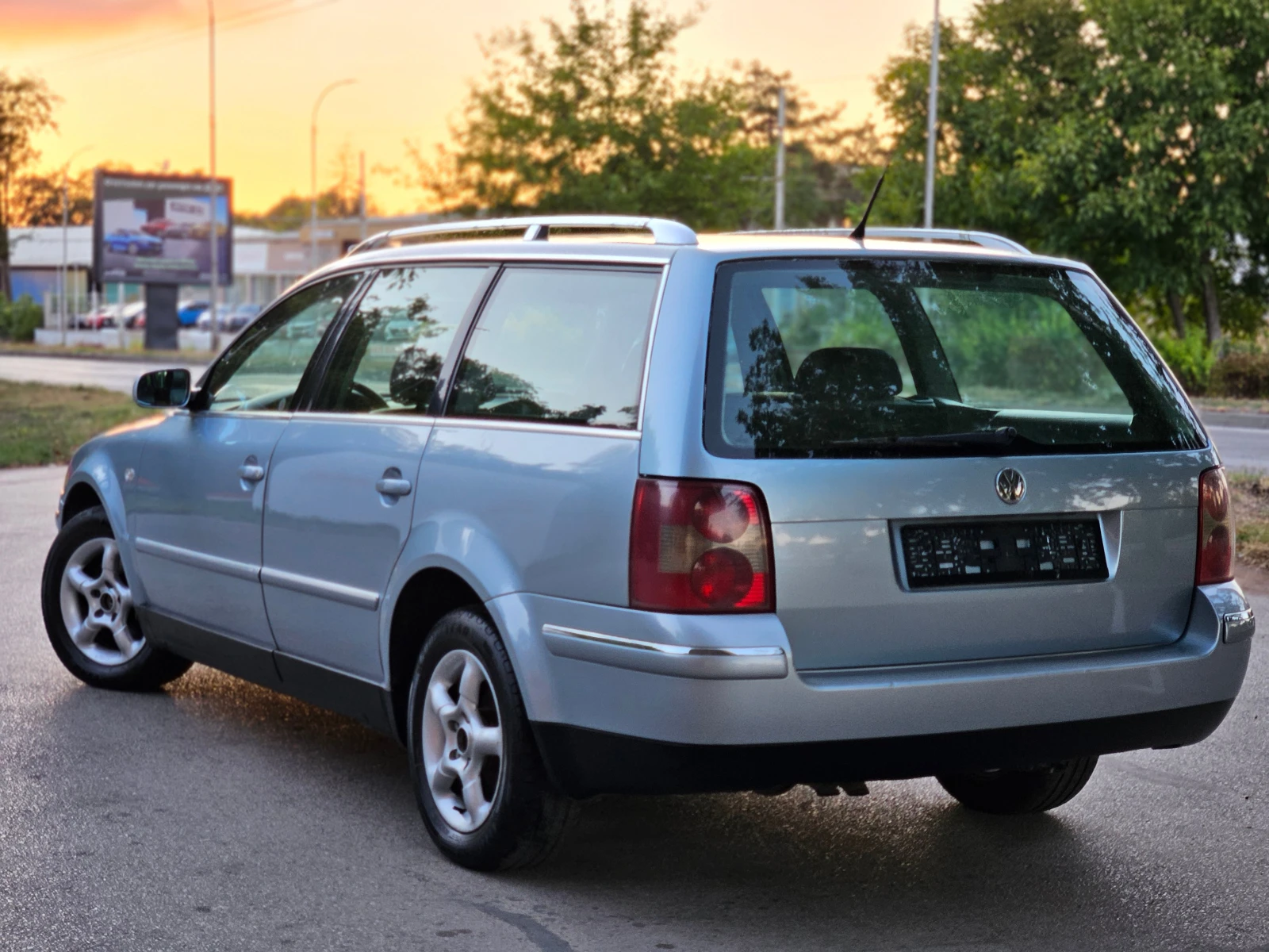 VW Passat 1.9, 101к.с., Hi-line, Перфектен!!! - изображение 7