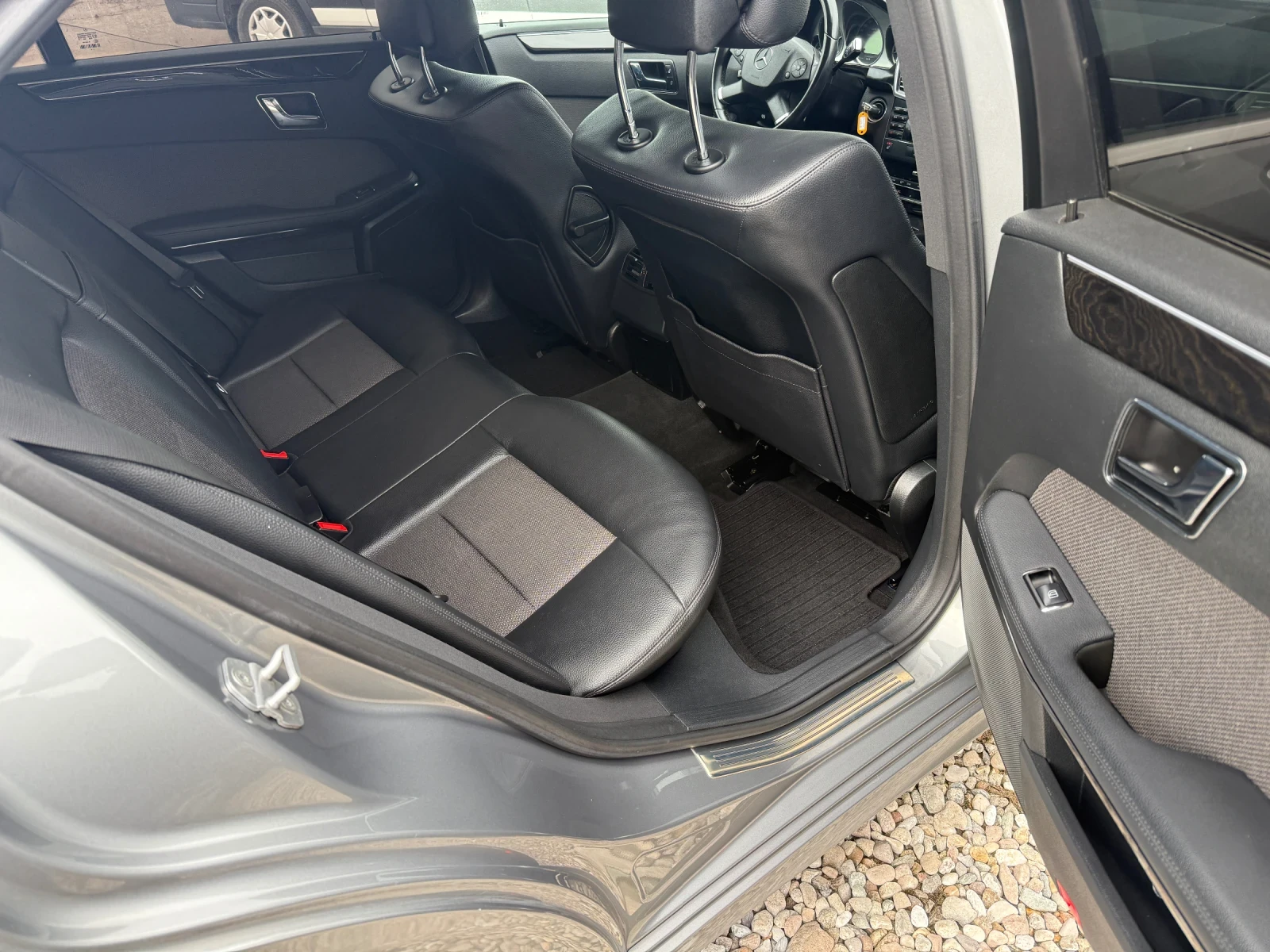Mercedes-Benz E 350 3.0 D 4Matic, снимка 9 - Автомобили и джипове - 53917178