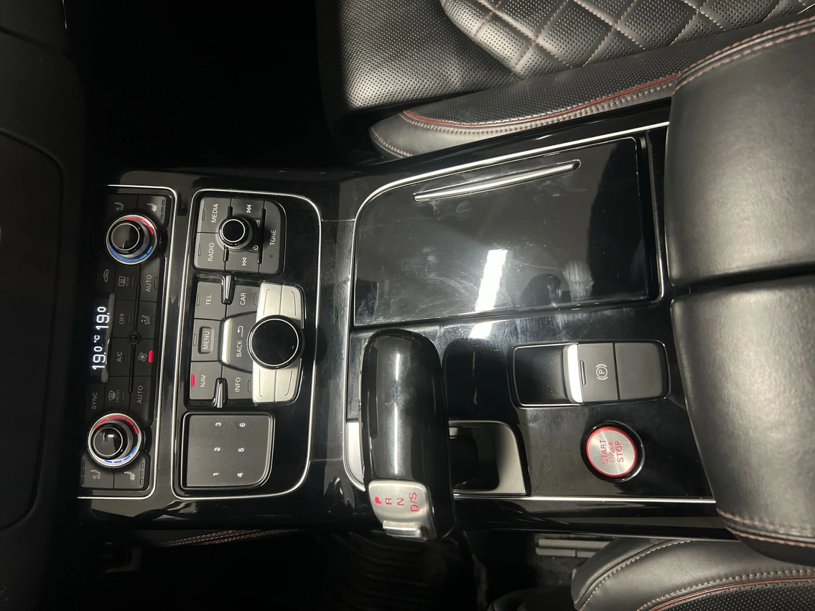 Audi S8  Plus 4.0T quattro, снимка 17 - Автомобили и джипове - 54352315