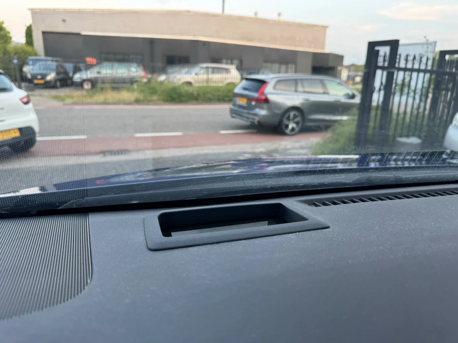 Toyota Prius 1.8 Hybride, снимка 12 - Автомобили и джипове - 55981575