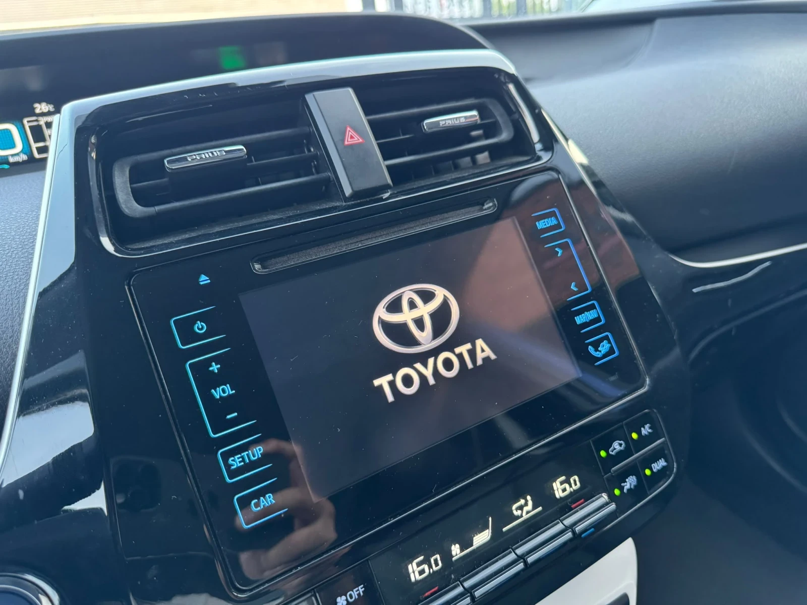 Toyota Prius 1.8 Hybride, снимка 8 - Автомобили и джипове - 55981575