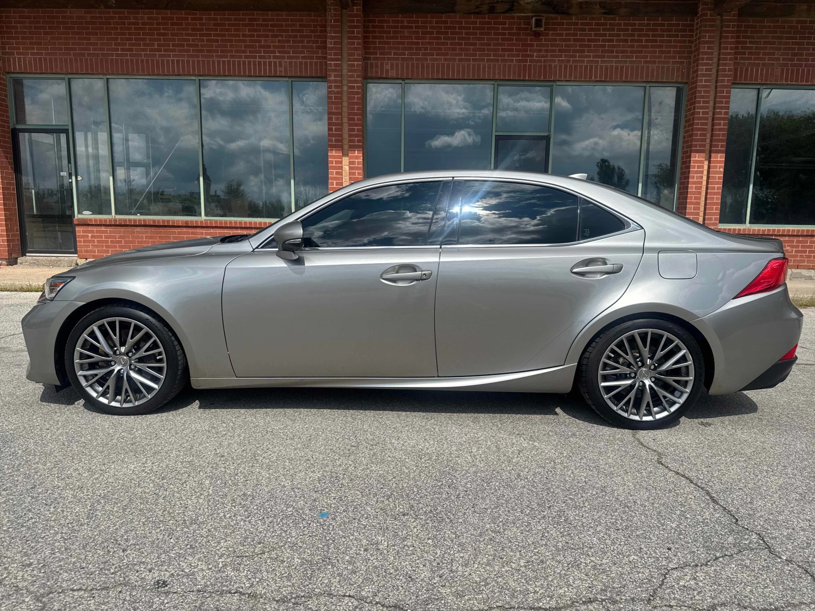 Lexus IS 300 DISTRONIC* ОБДУХВАНЕ* ПОДГРЕВ* CARFAX* , снимка 2 - Автомобили и джипове - 56139162