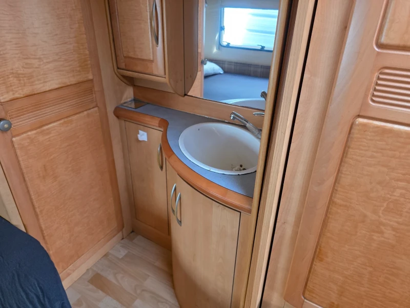 Каравана Adria Hobby Френска спалня, снимка 17 - Каравани и кемпери - 53296740
