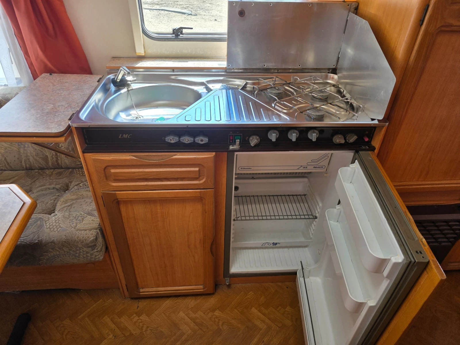 Каравана Adria LMC 6м WC, снимка 17 - Каравани и кемпери - 54847194