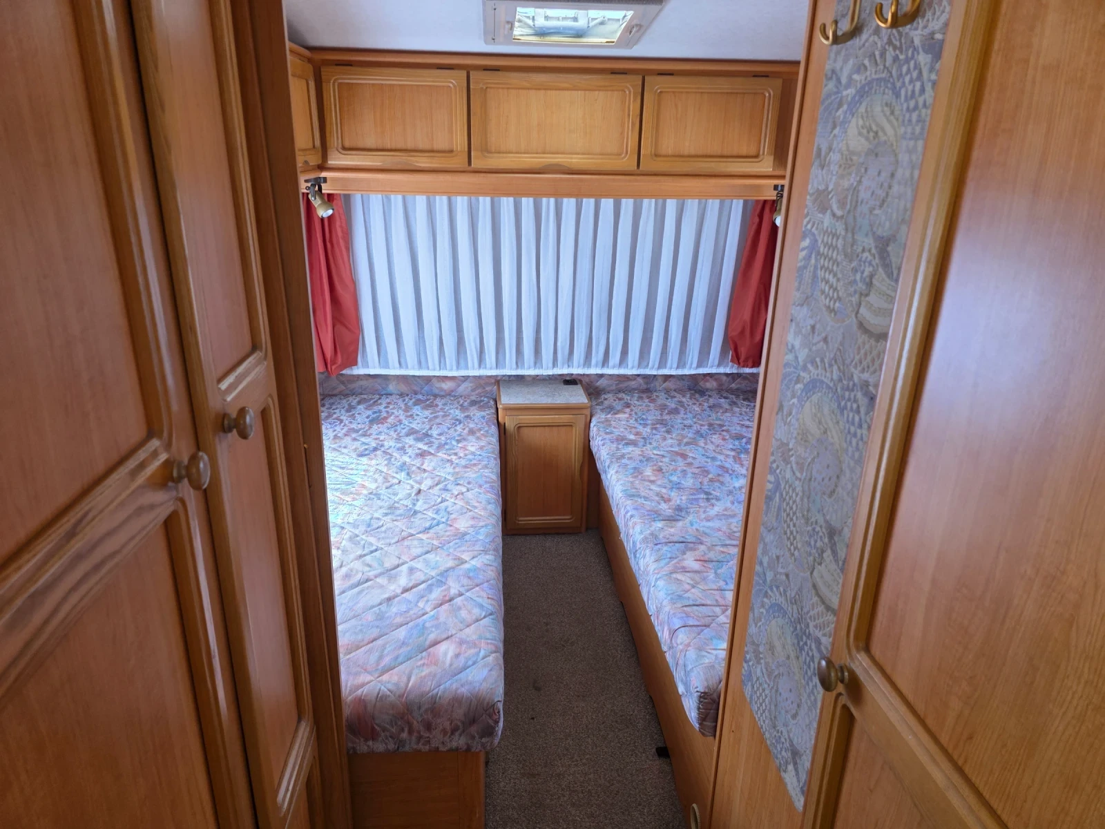 Каравана Adria LMC 6м WC, снимка 9 - Каравани и кемпери - 54847194