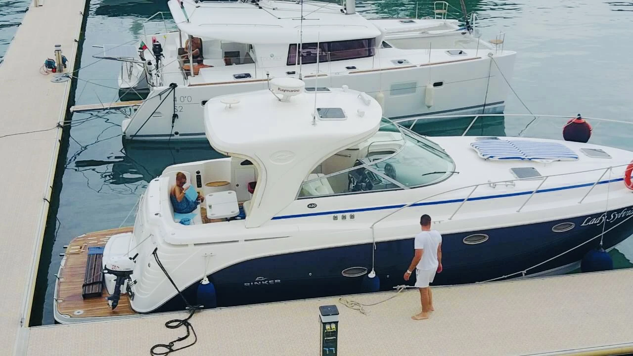 Моторна яхта Rinker 420 - изображение 4