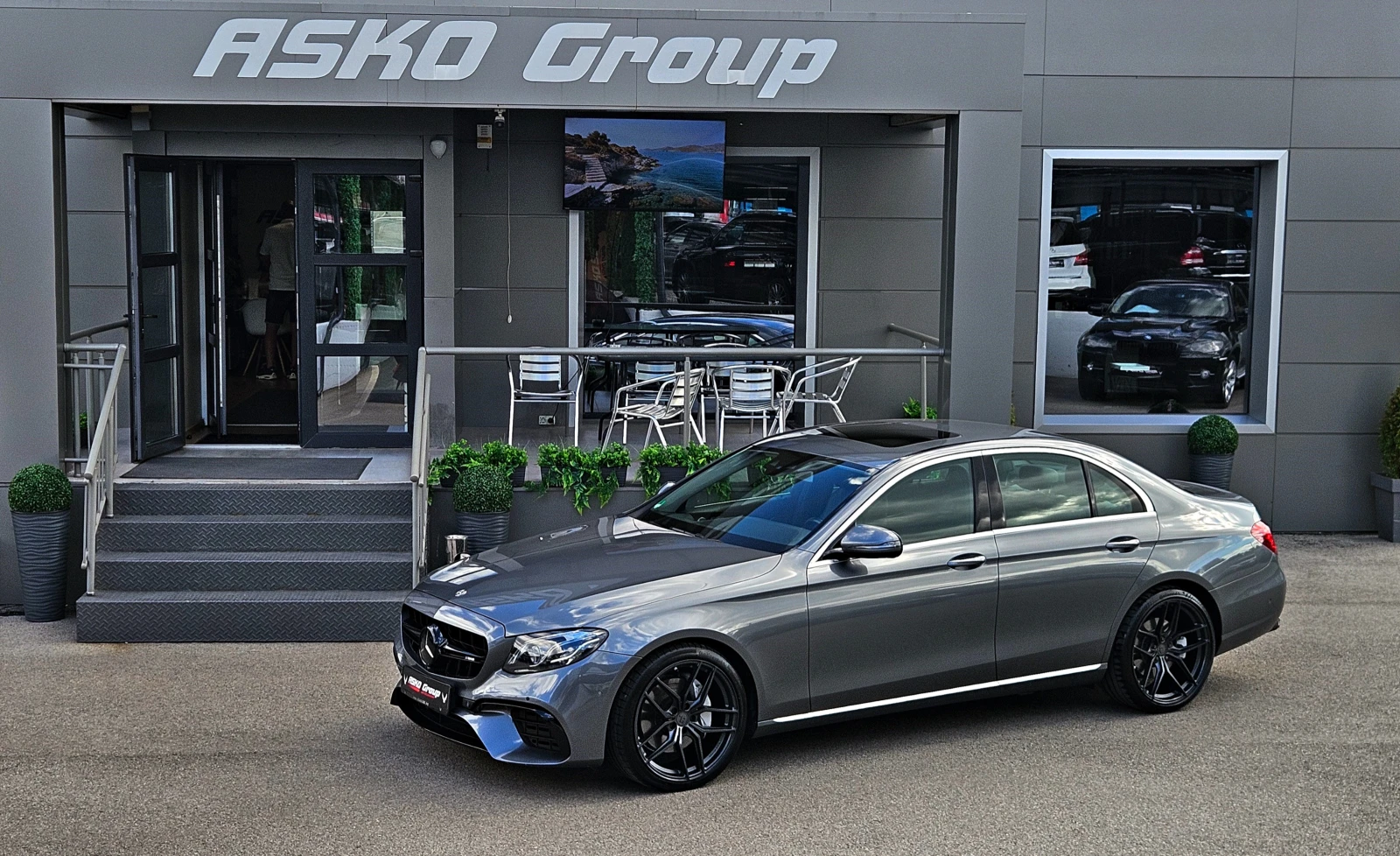 Mercedes-Benz E 350 AMG/DISTR/CAMERA/AMBIENT/CAR PLAY/ПОДГРЕВ/DIGI/LIZ, снимка 17 - Автомобили и джипове - 55283377