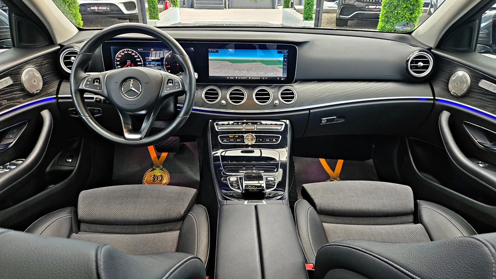Mercedes-Benz E 350 AMG/DISTR/CAMERA/AMBIENT/CAR PLAY/ПОДГРЕВ/DIGI/LIZ, снимка 9 - Автомобили и джипове - 55283377