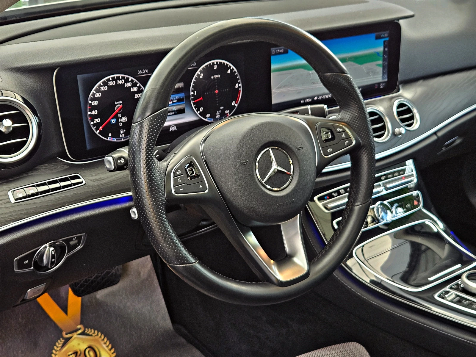 Mercedes-Benz E 350 AMG/DISTR/CAMERA/AMBIENT/CAR PLAY/ПОДГРЕВ/DIGI/LIZ, снимка 11 - Автомобили и джипове - 55283377