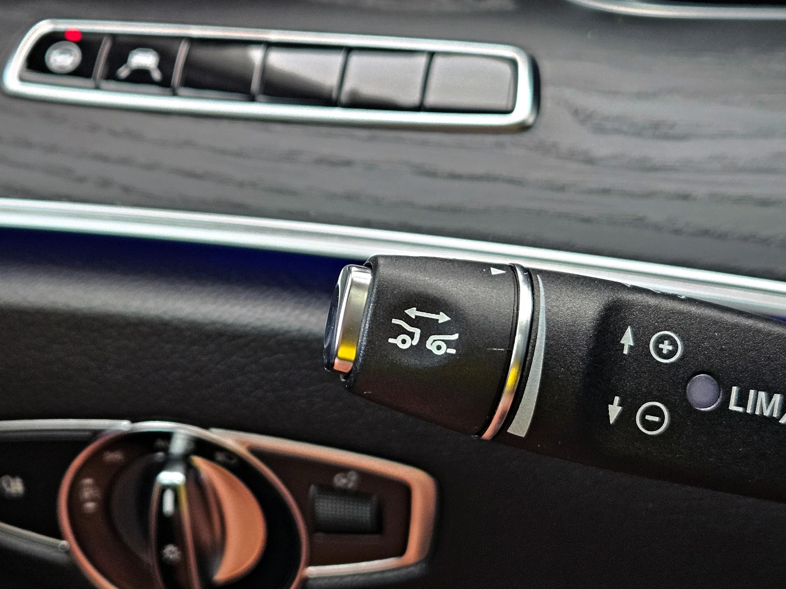 Mercedes-Benz E 350 AMG/DISTR/CAMERA/AMBIENT/CAR PLAY/ПОДГРЕВ/DIGI/LIZ, снимка 12 - Автомобили и джипове - 55283377
