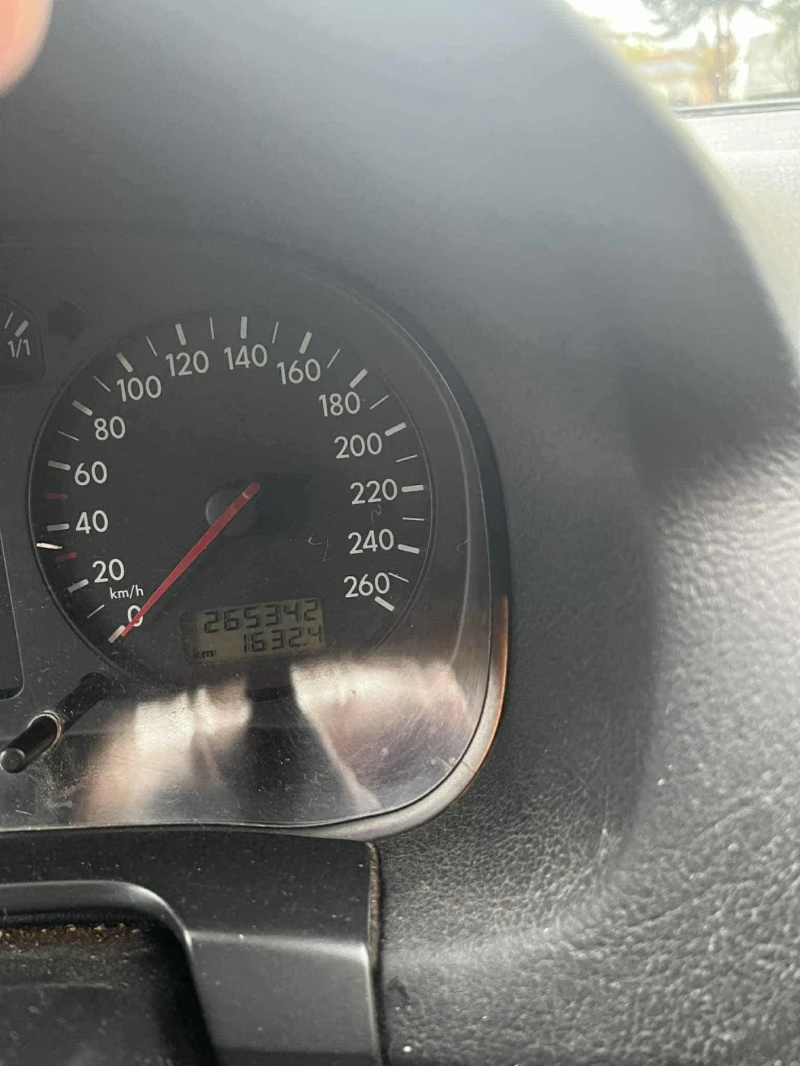 VW Golf 1.9 TDI, снимка 3 - Автомобили и джипове - 52444277