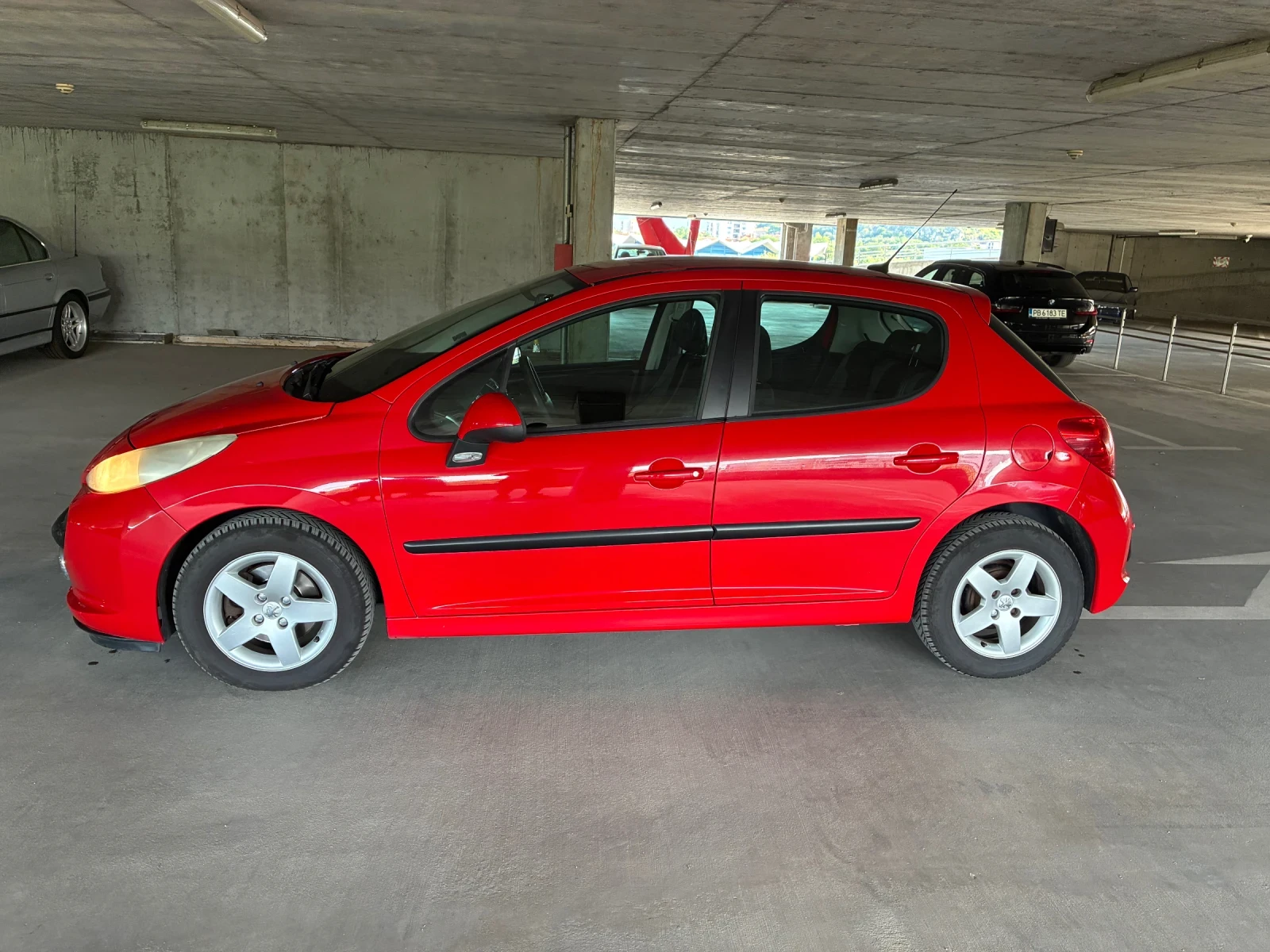 Peugeot 207 1.4i 95hp 4 ВРАТИ КЛИМАТИК РЕГИСТРИРАНА ОБСЛУЖЕНА, снимка 2 - Автомобили и джипове - 54983792