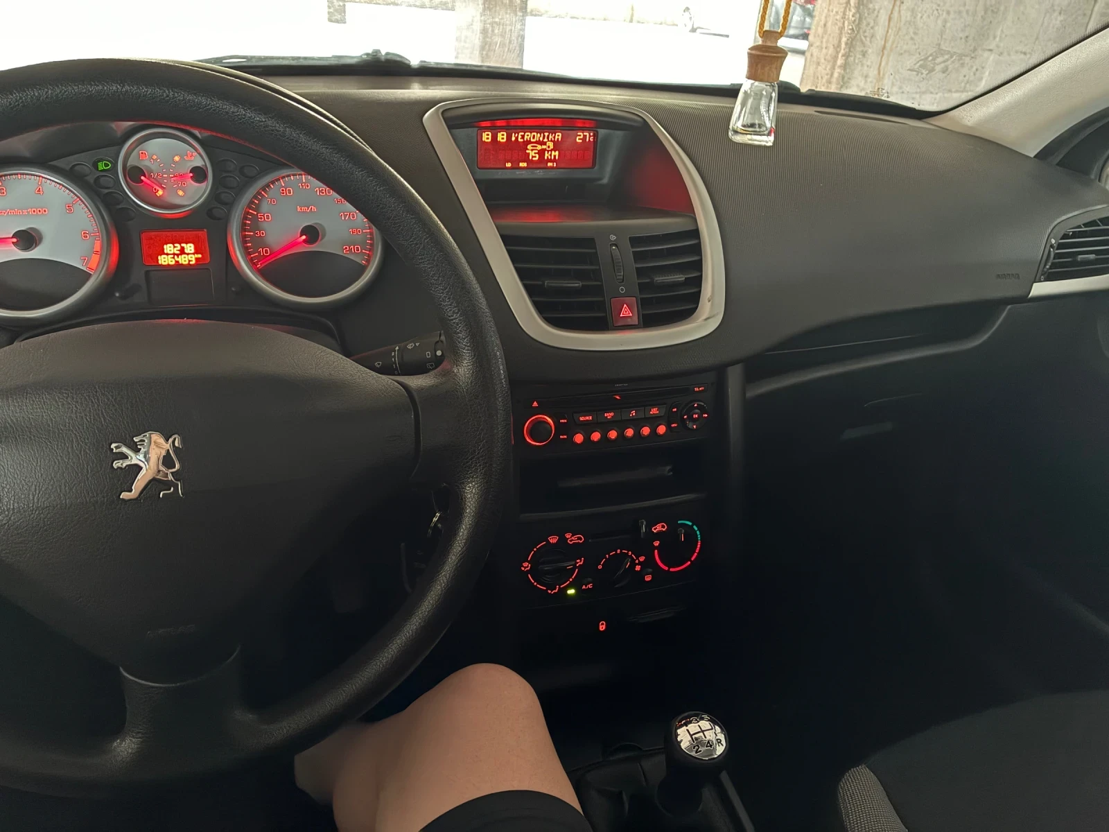 Peugeot 207 1.4i 95hp 4 ВРАТИ КЛИМАТИК РЕГИСТРИРАНА ОБСЛУЖЕНА, снимка 13 - Автомобили и джипове - 54983792