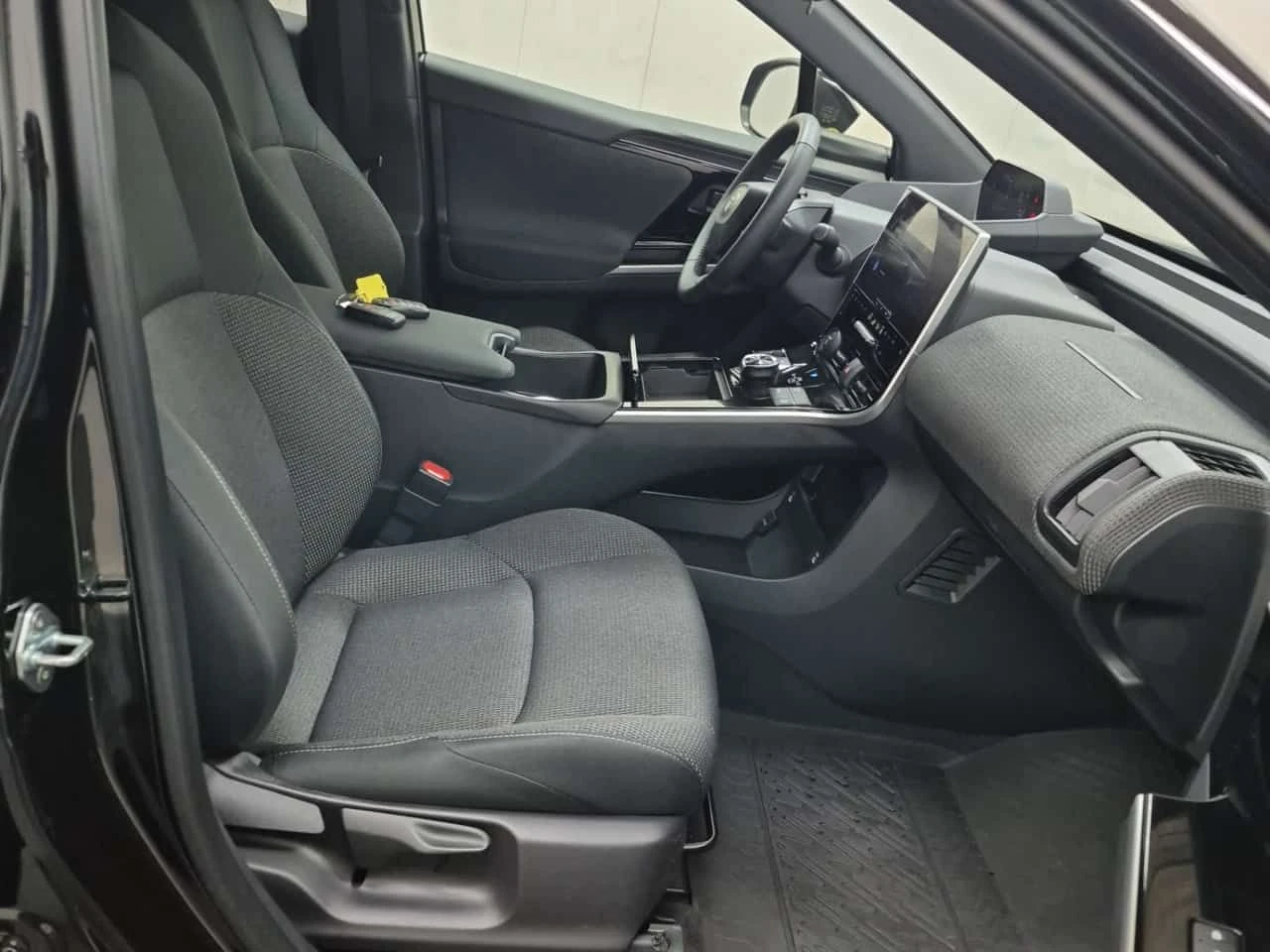 Toyota bZ4X * LE * PANO* ПОДГРЕВ* KEYLEESS* , снимка 11 - Автомобили и джипове - 53715576