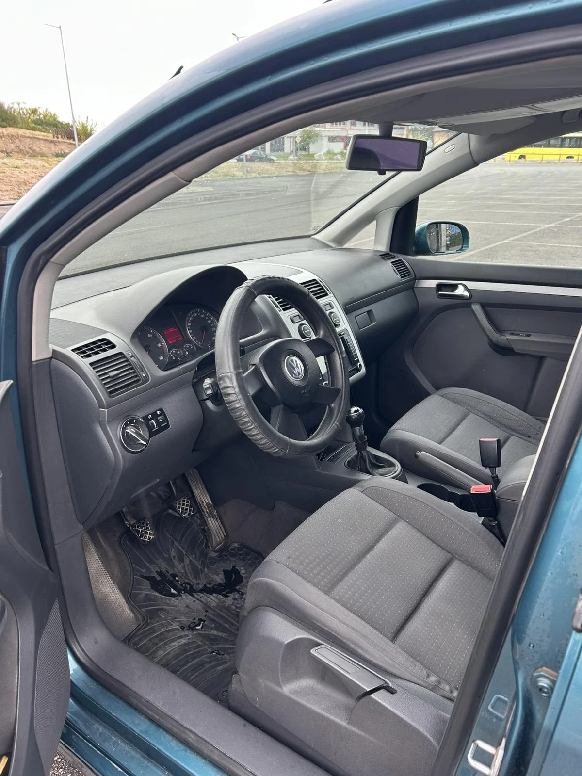 VW Touran, снимка 12 - Автомобили и джипове - 56686311