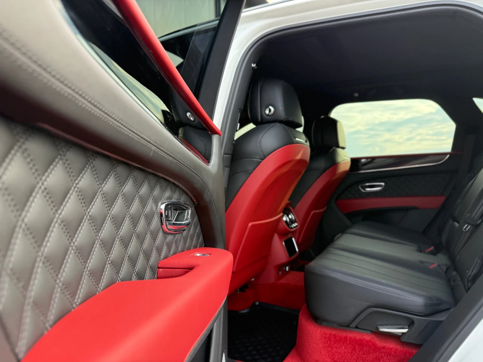 Bentley Bentayga Facelift, V8 - изображение 10