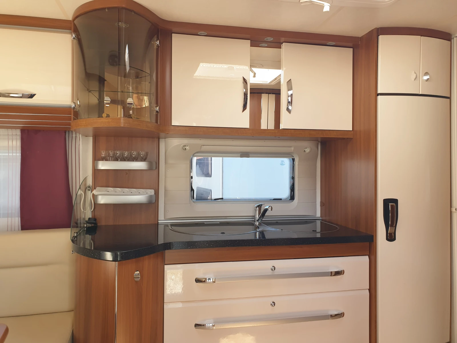 Каравана Hobby 650 , снимка 9 - Каравани и кемпери - 54348984