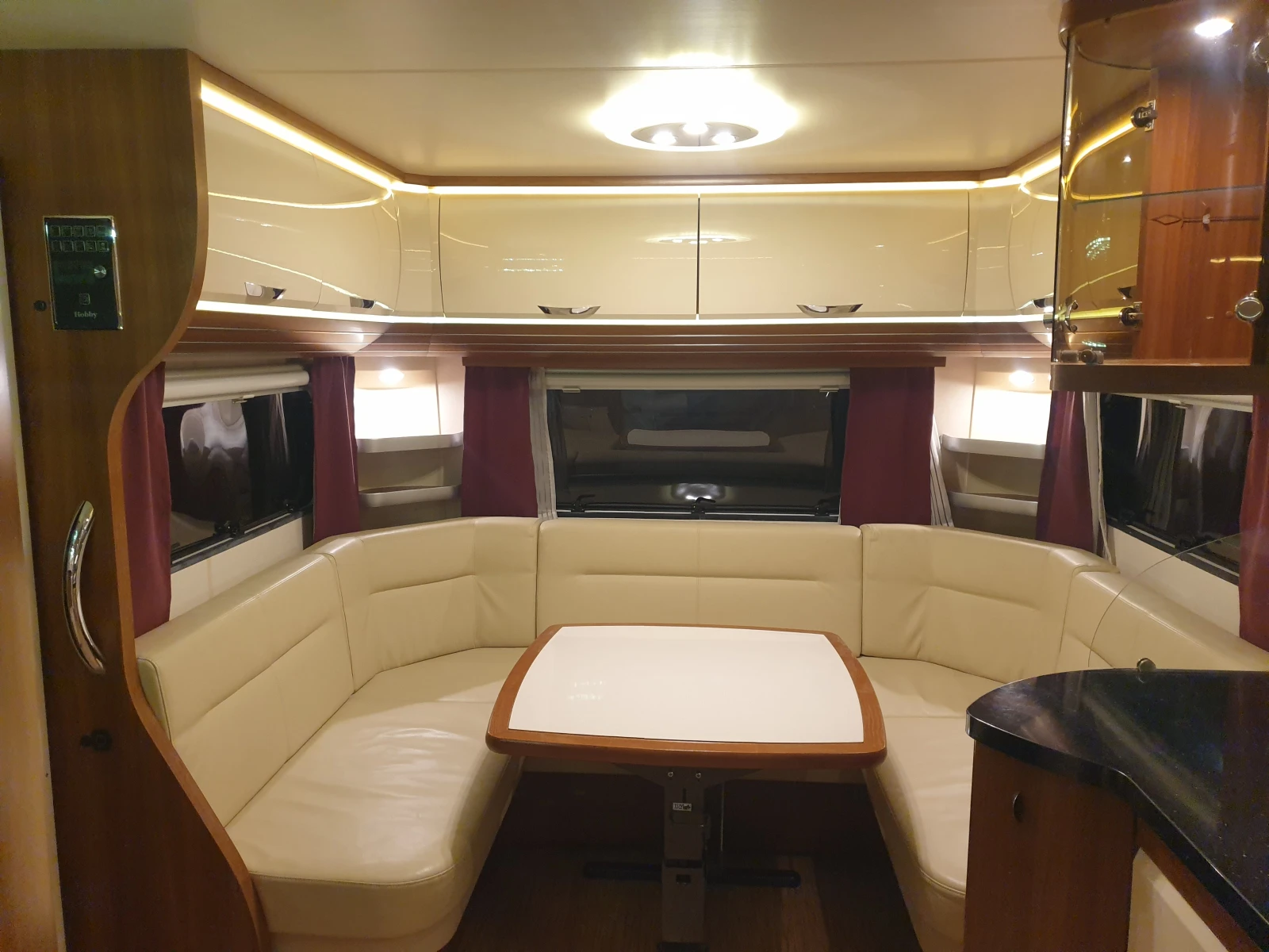 Каравана Hobby 650 , снимка 3 - Каравани и кемпери - 54348984