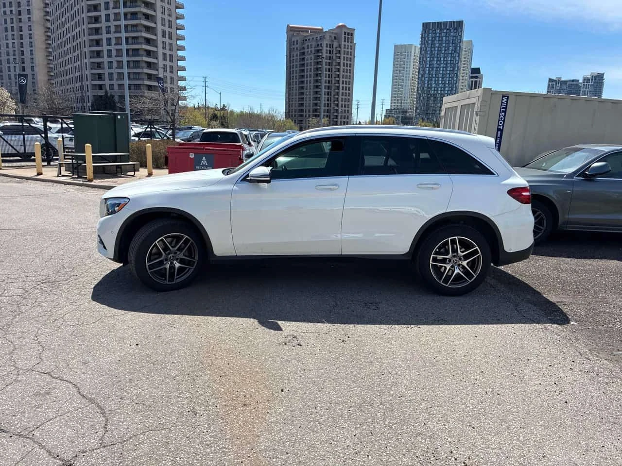 Mercedes-Benz GLC 300 ПАНО * ПОДГРЕВИ * KEYLESS * CARFAX, снимка 2 - Автомобили и джипове - 54682601