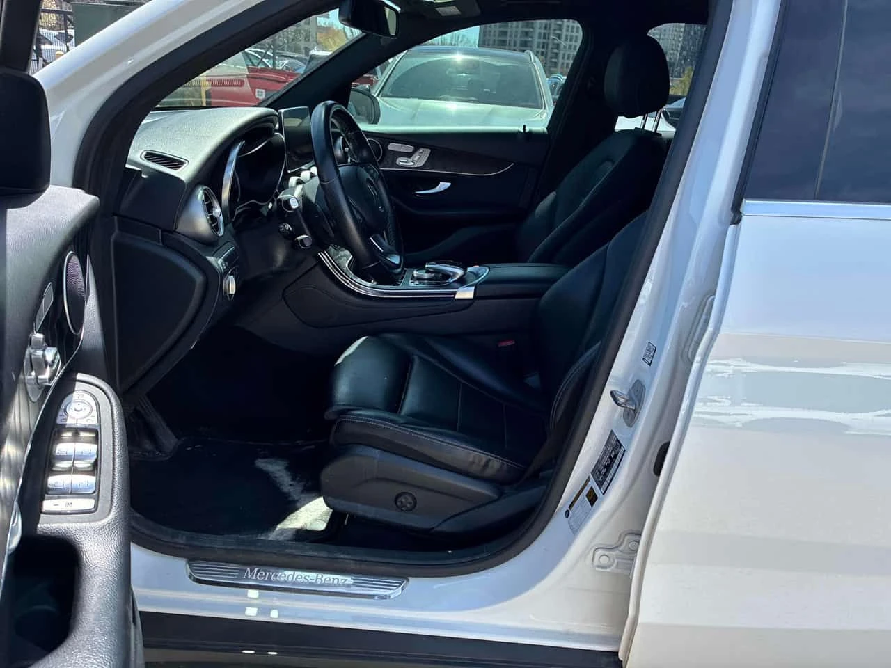 Mercedes-Benz GLC 300 ПАНО * ПОДГРЕВИ * KEYLESS * CARFAX, снимка 5 - Автомобили и джипове - 54682601