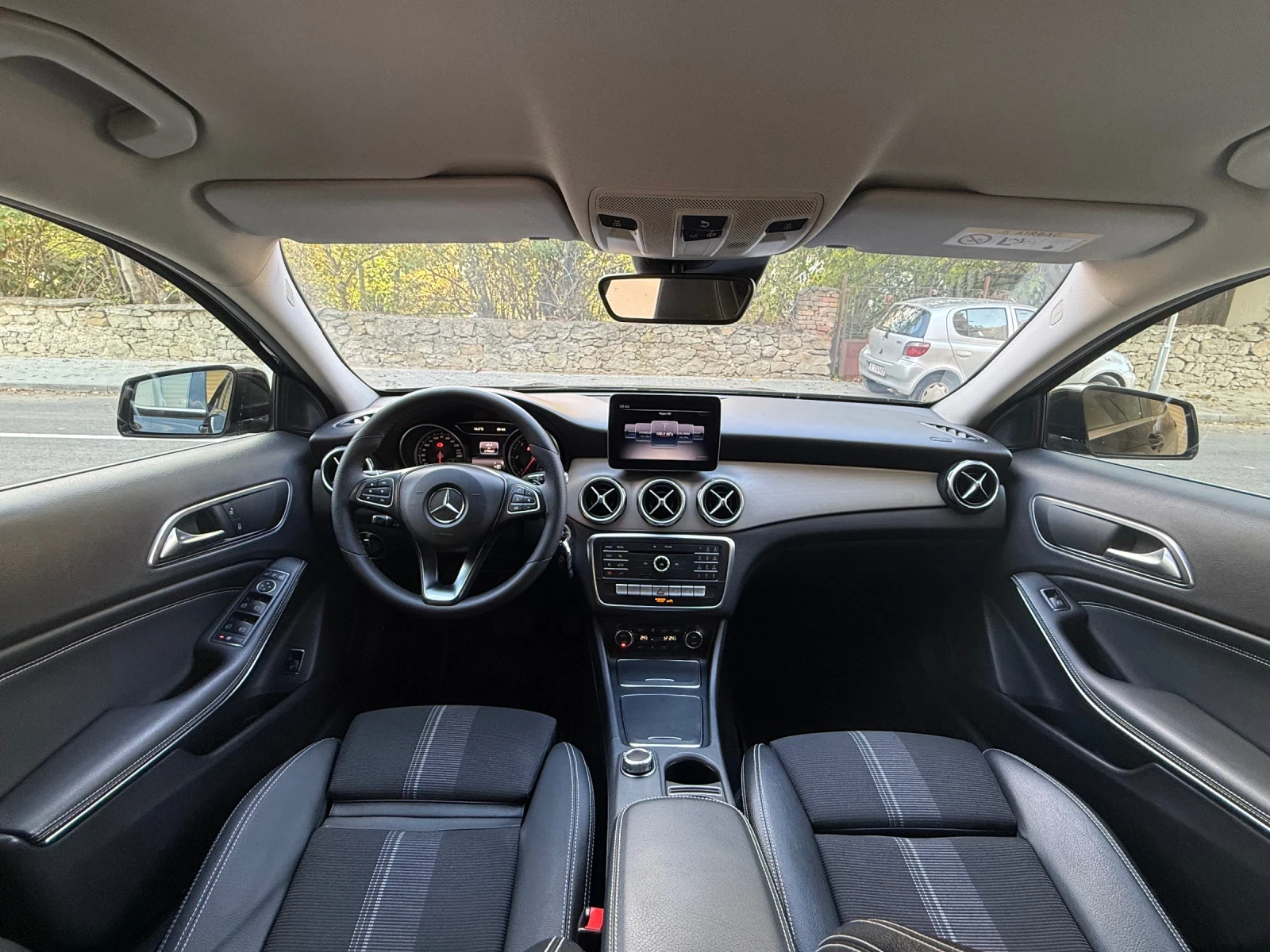 Mercedes-Benz GLA 200 ПЕРФЕКТЕН! * ЛИЗИНГ/БАРТЕР, снимка 12 - Автомобили и джипове - 56700949