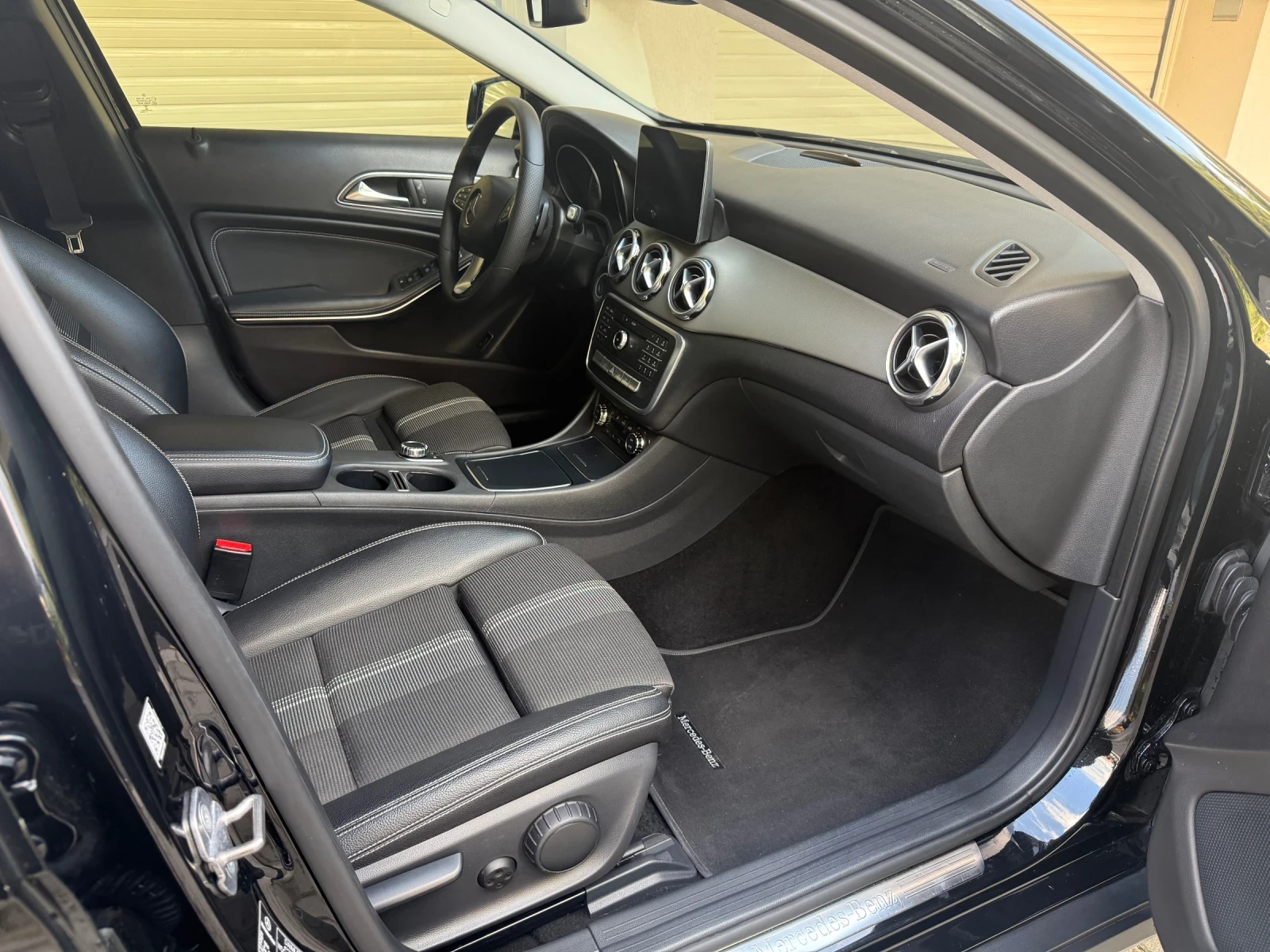 Mercedes-Benz GLA 200 ПЕРФЕКТЕН! * ЛИЗИНГ/БАРТЕР, снимка 13 - Автомобили и джипове - 56700949