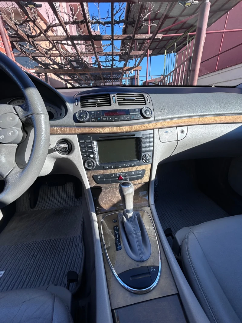 Mercedes-Benz E 320 V6 Avantgarde, снимка 12 - Автомобили и джипове - 48394024