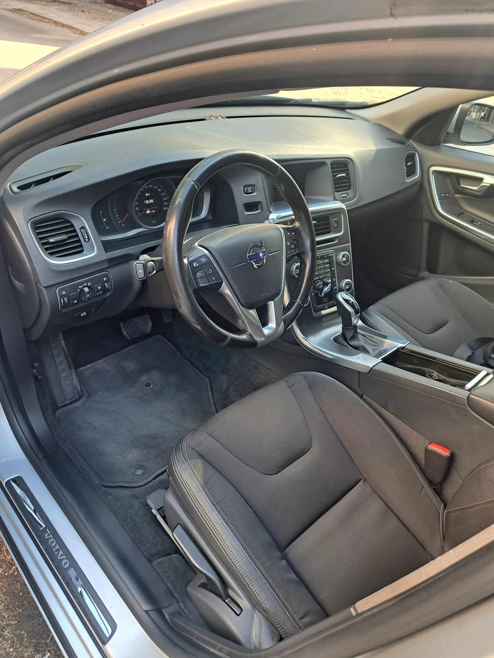 Volvo V60  D5 AWD, снимка 7 - Автомобили и джипове - 55449699