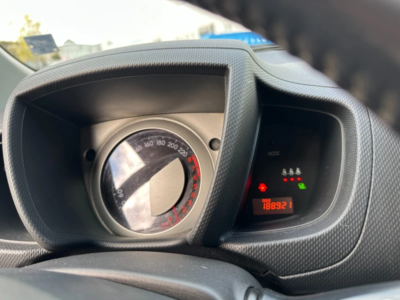 Toyota Urban Cruiser 1.3i 101 к.с. , снимка 16 - Автомобили и джипове - 52524156