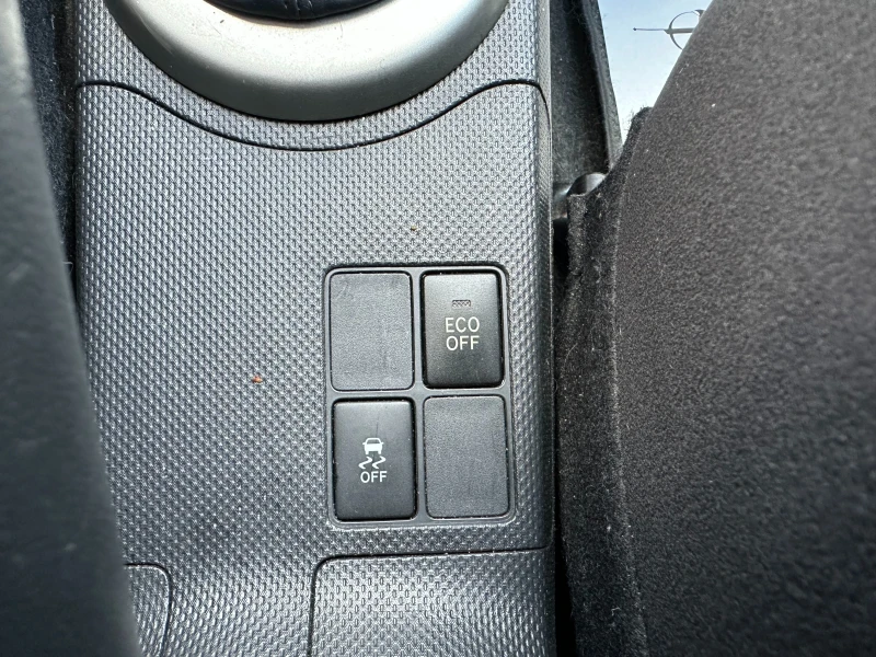 Toyota Urban Cruiser 1.3i 101 к.с. , снимка 14 - Автомобили и джипове - 52524156