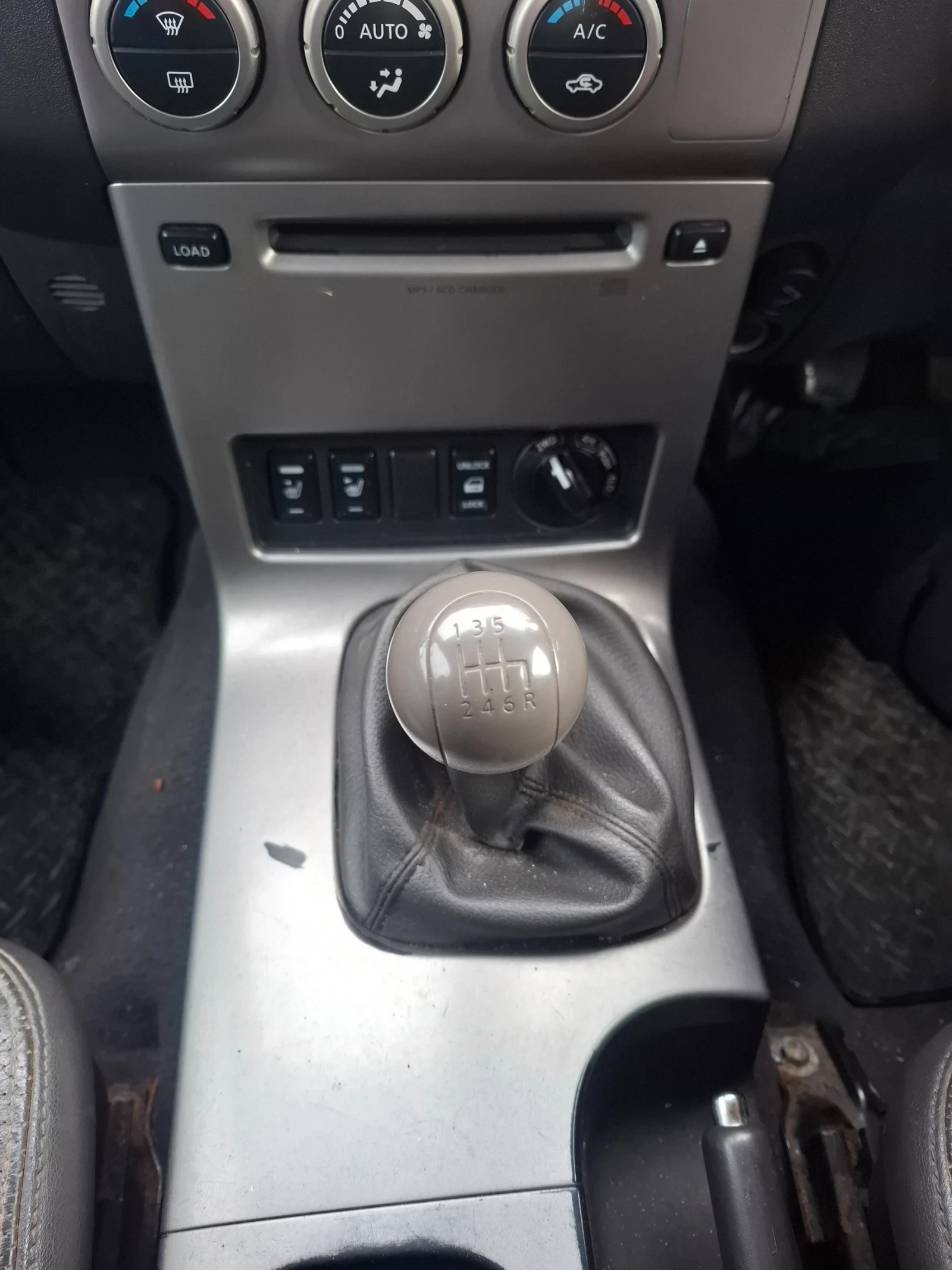 Nissan Navara 2.5 dCI Aventura , снимка 15 - Автомобили и джипове - 54197112